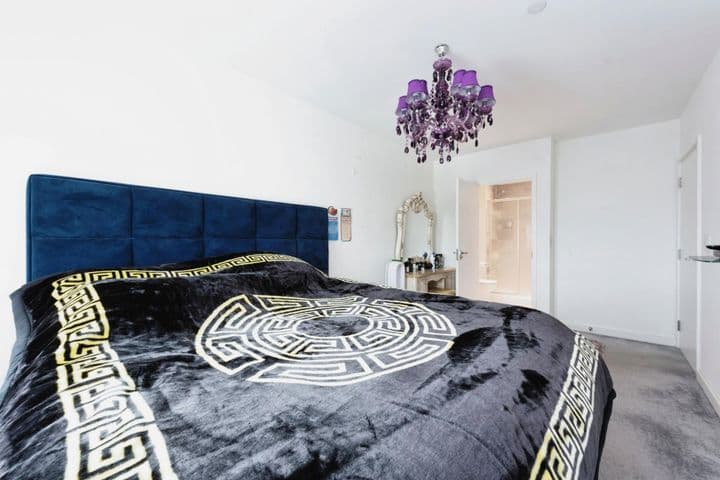 2 bedrooms apartment for sale in Feltham, United Kingdom - Image 8