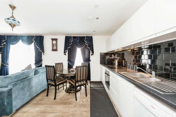 2 bedrooms apartment for sale in Feltham, United Kingdom - Image 3