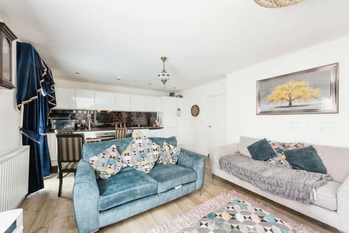 2 bedrooms apartment for sale in Feltham, United Kingdom - Image 5