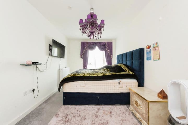 2 bedrooms apartment for sale in Feltham, United Kingdom - Image 9