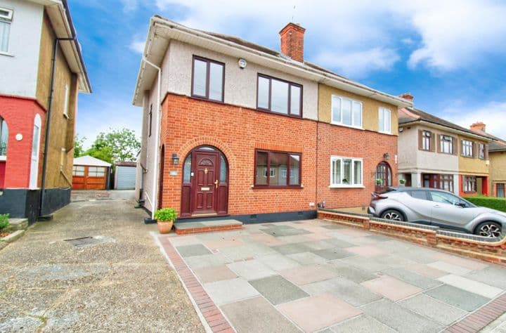 3 bedrooms house for sale in Romford, United Kingdom - Image 2