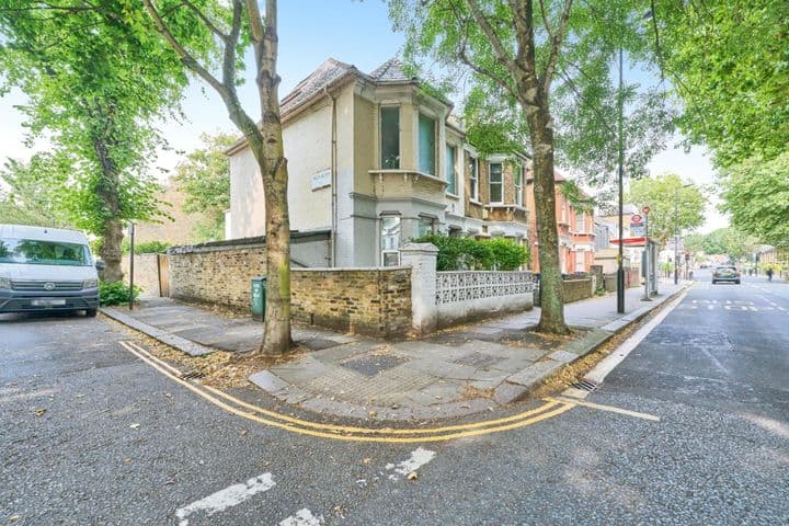 4 bedrooms house for sale in London, United Kingdom - Image 2