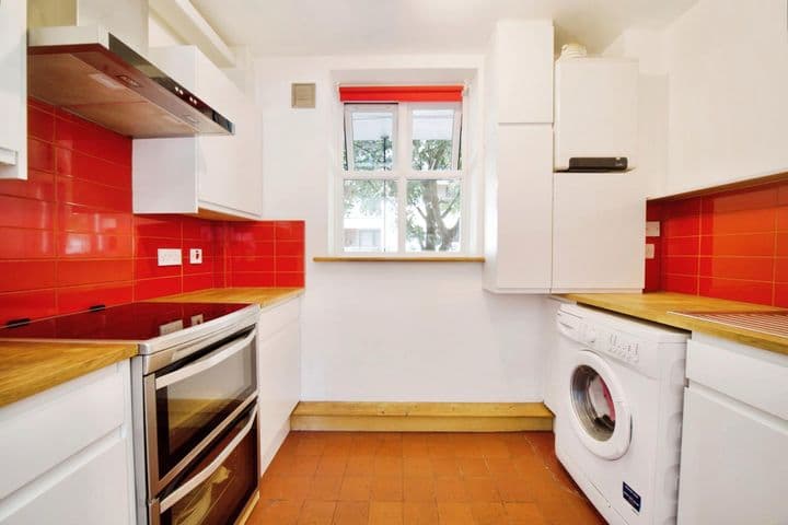 3 bedrooms apartment for sale in London, United Kingdom - Image 3