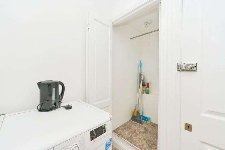 2 bedrooms apartment for sale in London, United Kingdom - Image 10