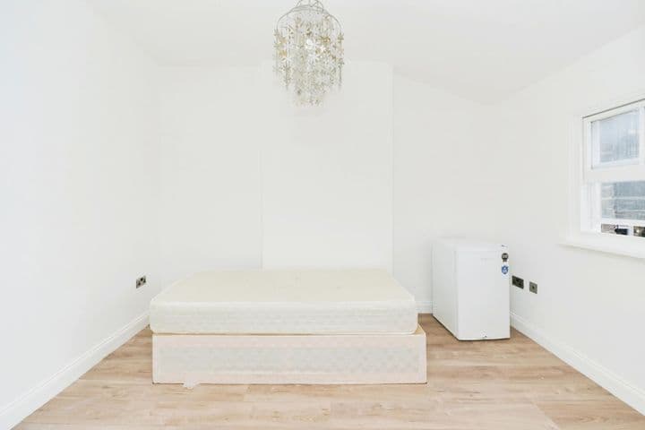 2 bedrooms apartment for sale in London, United Kingdom - Image 7