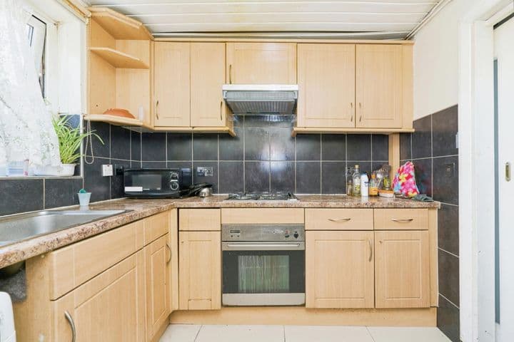 1 bedroom apartment for sale in Southall, United Kingdom - Image 9