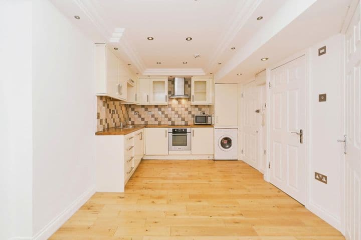 2 bedrooms apartment for sale in London, United Kingdom - Image 6