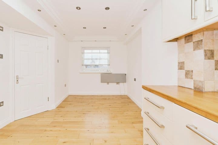 2 bedrooms apartment for sale in London, United Kingdom - Image 2