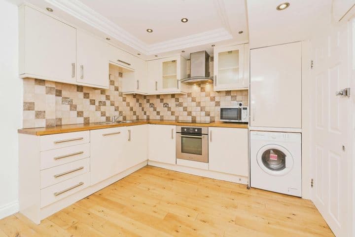 2 bedrooms apartment for sale in London, United Kingdom - Image 3