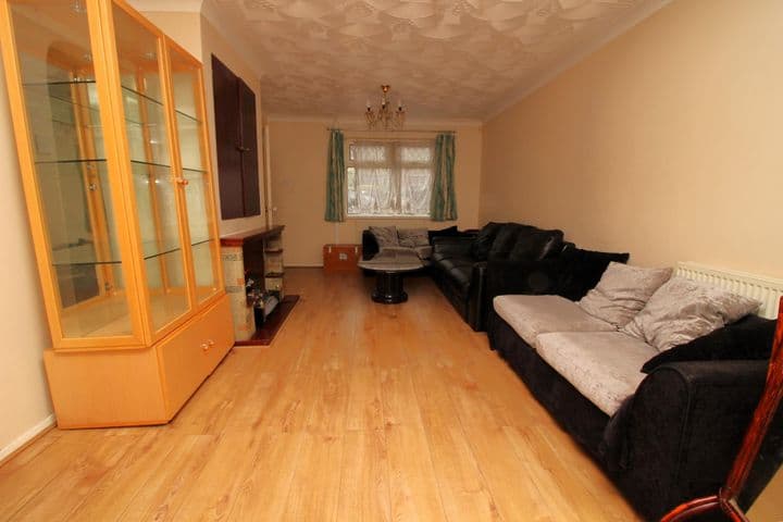 3 bedrooms house for sale in Romford, United Kingdom - Image 3