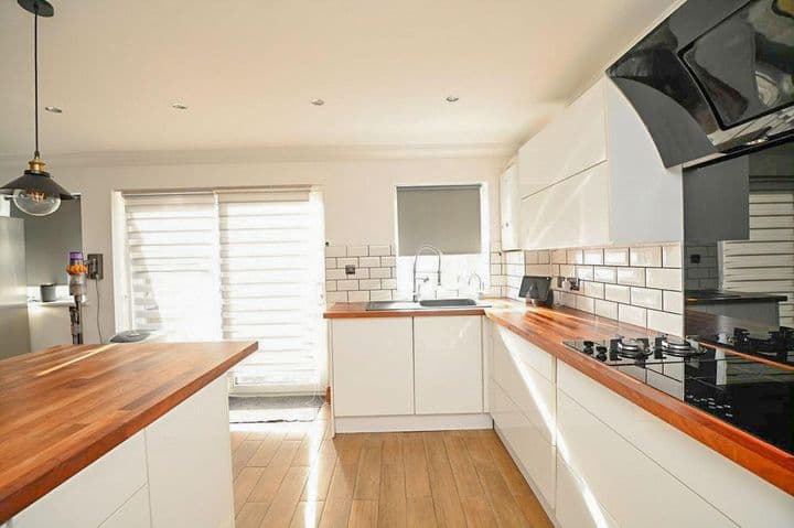 4 bedrooms house for sale in Romford, United Kingdom - Image 6