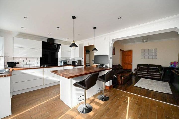 4 bedrooms house for sale in Romford, United Kingdom - Image 2