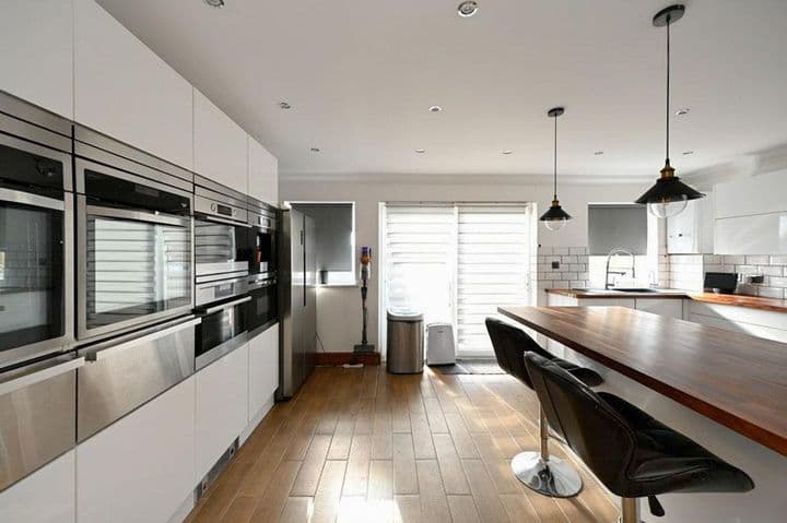 4 bedrooms house for sale in Romford, United Kingdom - Image 8