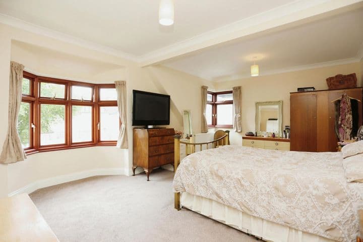 4 bedrooms house for sale in London, United Kingdom - Image 10