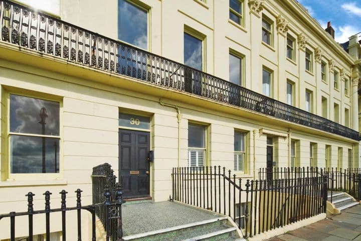 1 bedroom apartment for sale in Hove, United Kingdom - Image 3