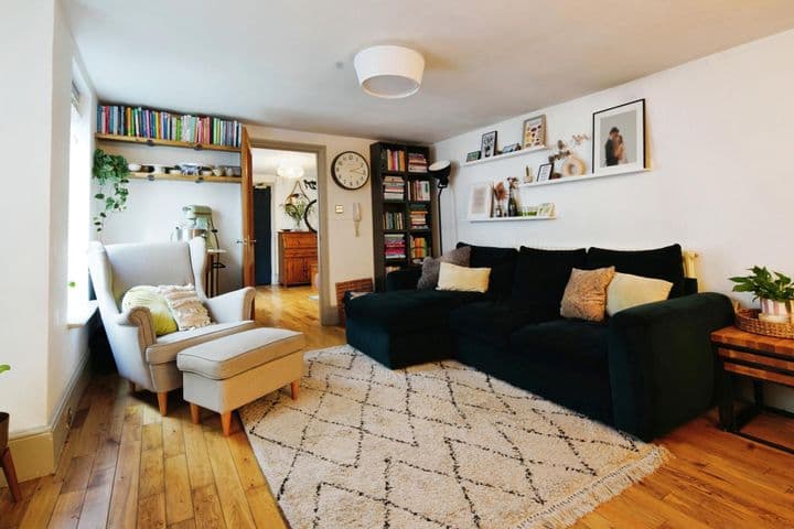 1 bedroom apartment for sale in Hove, United Kingdom - Image 8