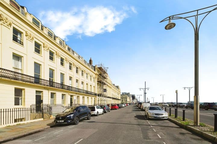 1 bedroom apartment for sale in Hove, United Kingdom - Image 4