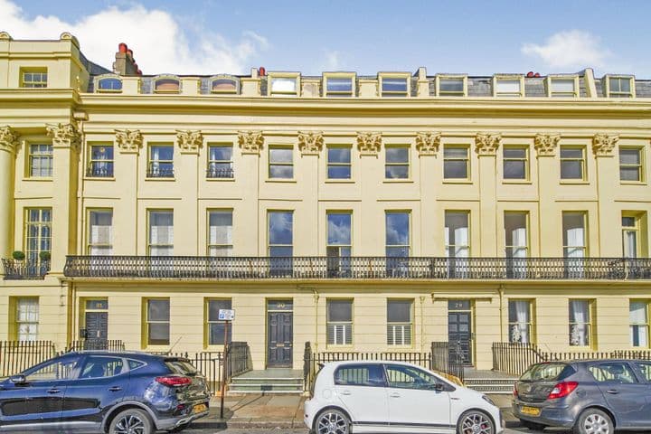 1 bedroom apartment for sale in Hove, United Kingdom - Image 2