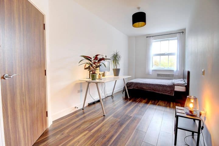 1 bedroom apartment for sale in Basingstoke, United Kingdom - Image 8