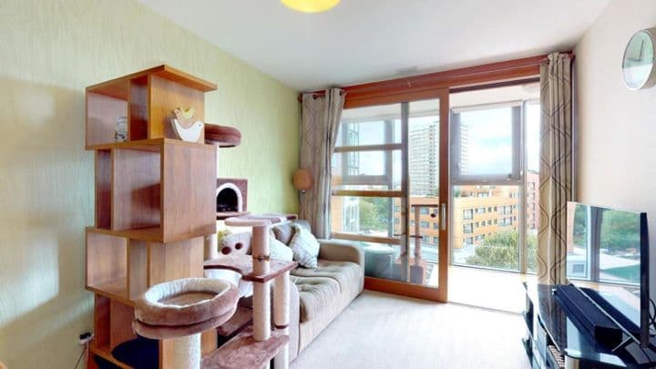 1 bedroom apartment for sale in London, United Kingdom - Image 2