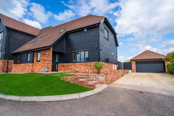 3 bedrooms house for sale in Romford, United Kingdom - Image 2