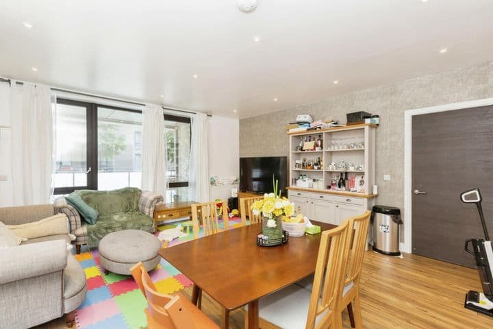 2 bedrooms apartment for sale in London, United Kingdom - Image 6