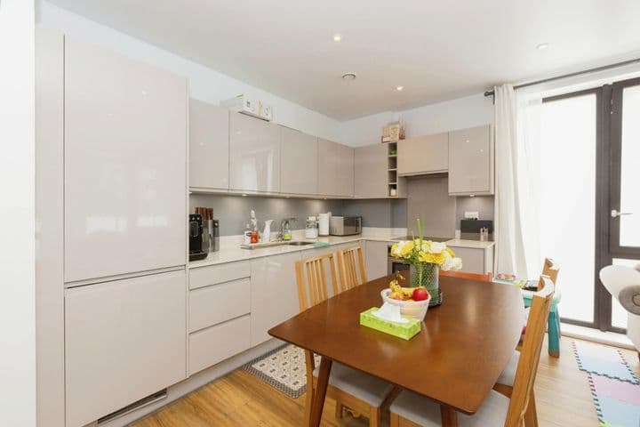 2 bedrooms apartment for sale in London, United Kingdom - Image 2