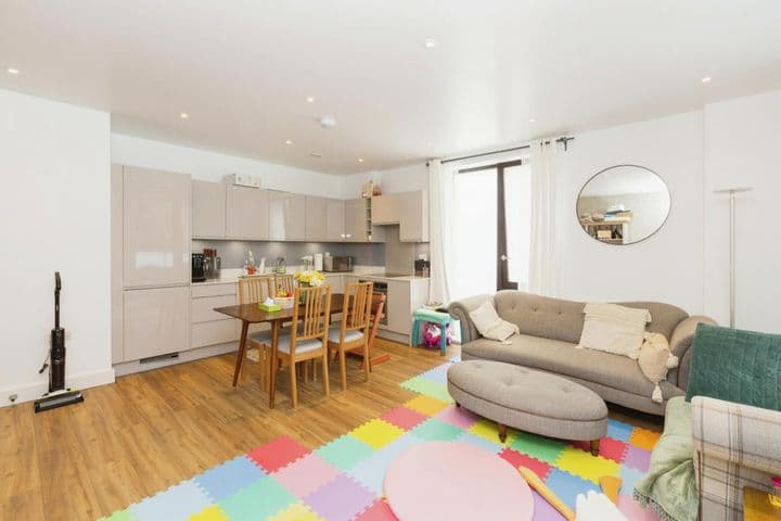 2 bedrooms apartment for sale in London, United Kingdom - Image 4