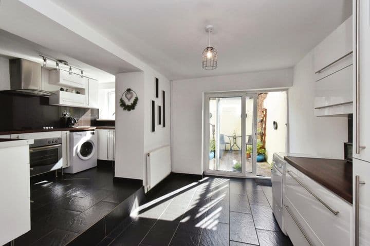 3 bedrooms house for sale in Tonypandy, United Kingdom - Image 2