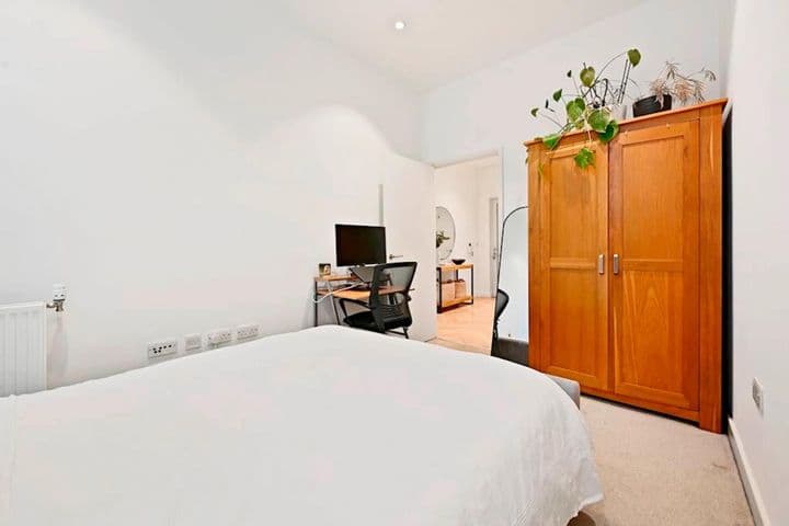 1 bedroom apartment for sale in London, United Kingdom - Image 6