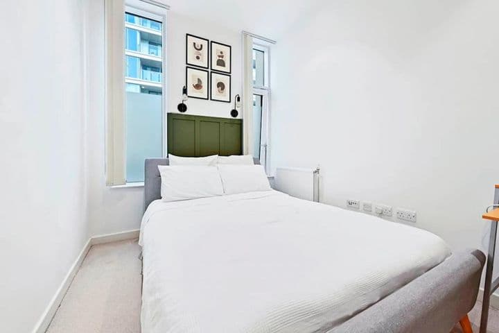 1 bedroom apartment for sale in London, United Kingdom - Image 5