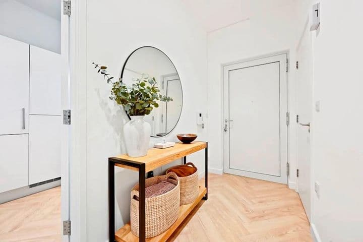 1 bedroom apartment for sale in London, United Kingdom - Image 2