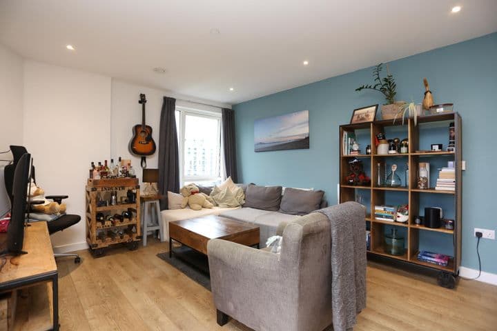 2 bedrooms apartment for sale in London, United Kingdom - Image 5