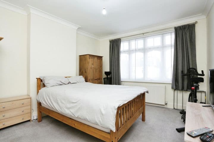 4 bedrooms house for sale in London, United Kingdom - Image 10