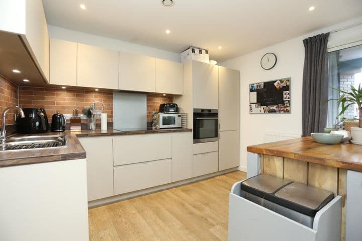 2 bedrooms apartment for sale in London, United Kingdom - Image 2