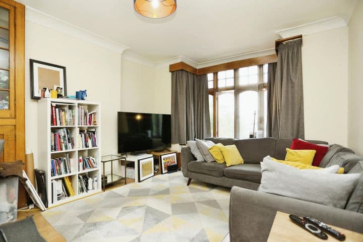 4 bedrooms house for sale in London, United Kingdom - Image 2