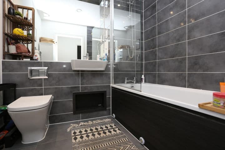 2 bedrooms apartment for sale in London, United Kingdom - Image 8