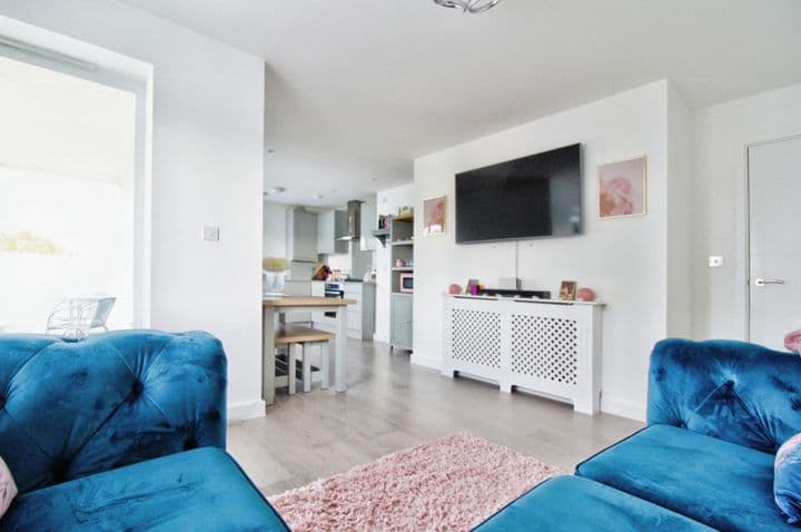 1 bedroom apartment for sale in Romford, United Kingdom - Image 6