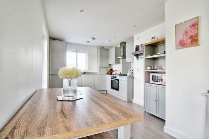 1 bedroom apartment for sale in Romford, United Kingdom - Image 10