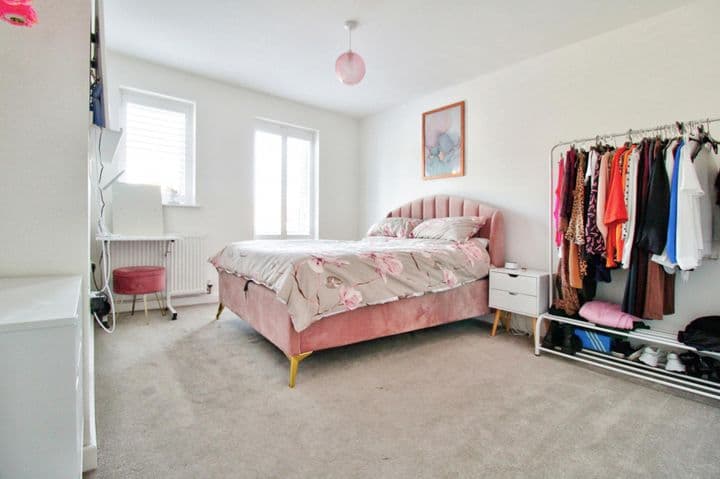 1 bedroom apartment for sale in Romford, United Kingdom - Image 12