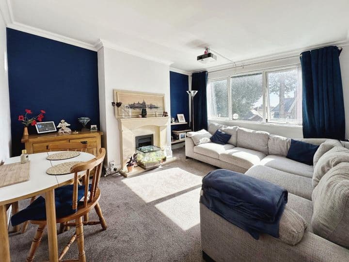 2 bedrooms apartment for sale in Portsmouth, United Kingdom - Image 2