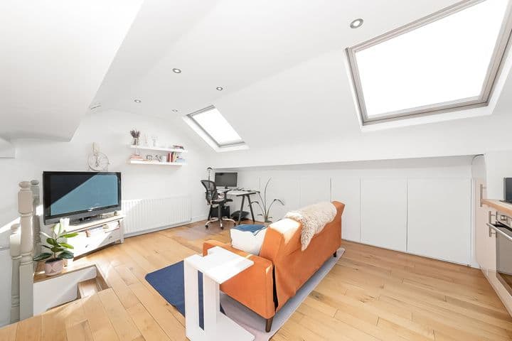 1 bedroom apartment for sale in London, United Kingdom - Image 3