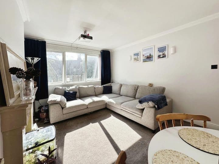 2 bedrooms apartment for sale in Portsmouth, United Kingdom - Image 3