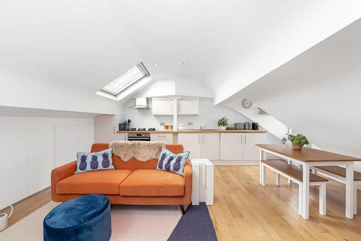 1 bedroom apartment for sale in London, United Kingdom - Image 9