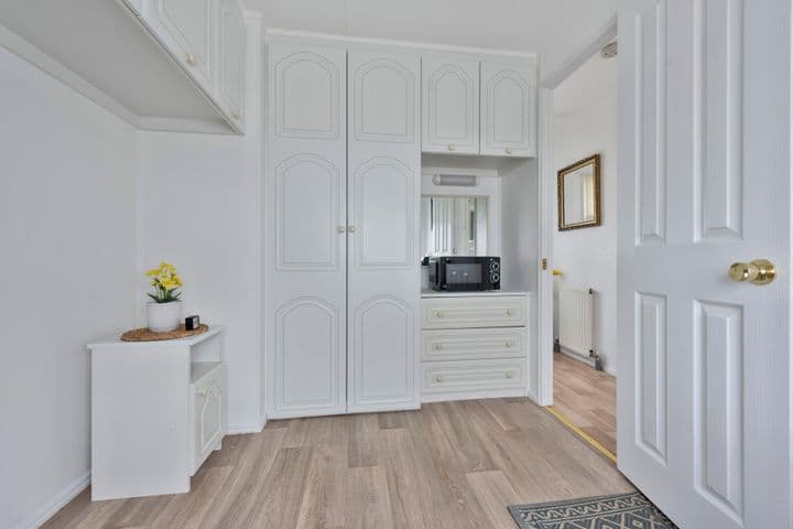 2 bedrooms other for sale in Worcester Park, United Kingdom - Image 11