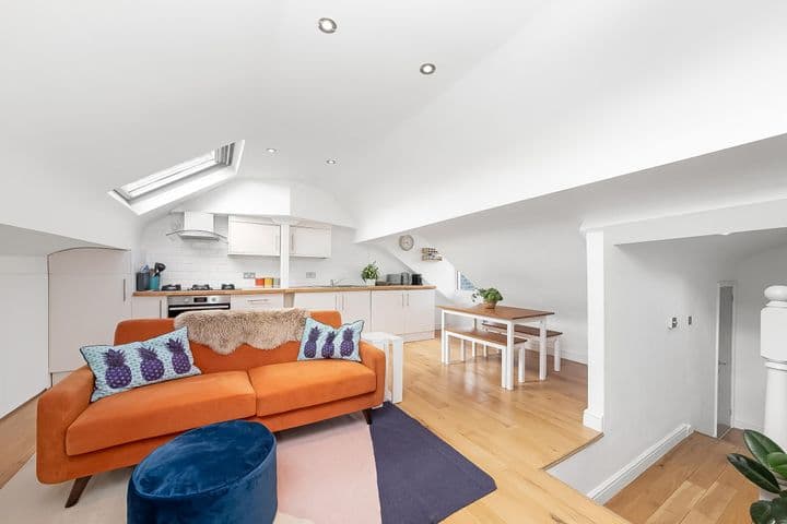 1 bedroom apartment for sale in London, United Kingdom - Image 10