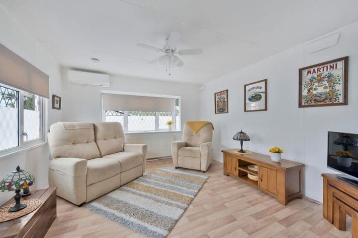 2 bedrooms other for sale in Worcester Park, United Kingdom - Image 3