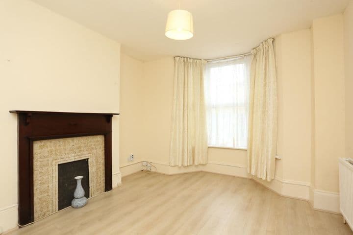 1 bedroom apartment for sale in London, United Kingdom - Image 2