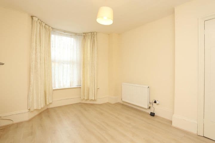 1 bedroom apartment for sale in London, United Kingdom - Image 4