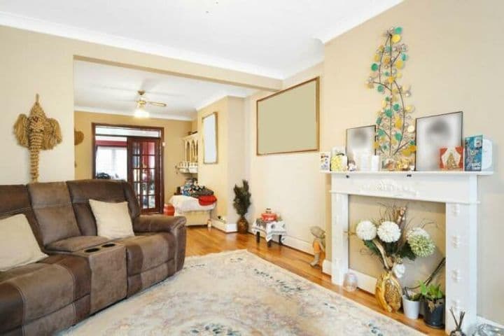 3 bedrooms house for sale in Wembley, United Kingdom - Image 2